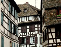 AutOur de la Petite frAnce Strasbourg est une ville aux mille merveilles. Sa magnifique cathédrale se découpe sur le ciel comme une oeuvre de dentelle...